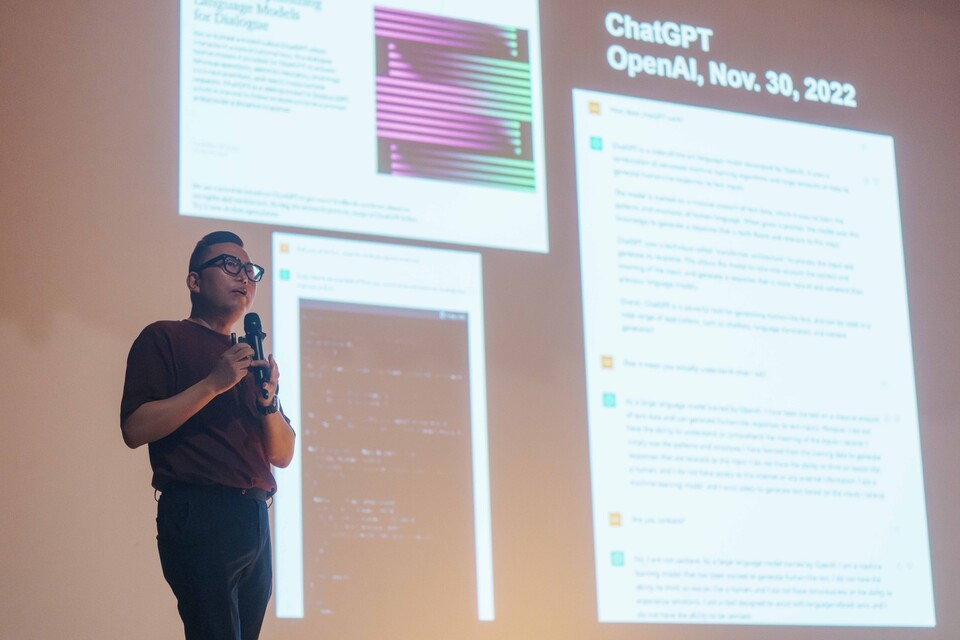  김대식 카이스트 전기 및 전자공학부 교수가 생성형 AI에 관한 강연을 하고 있다. [NH농협은행 제공]