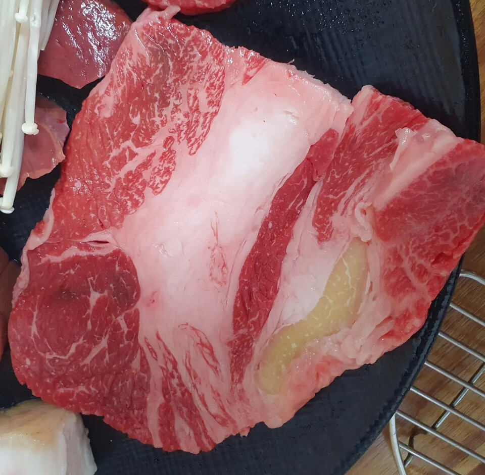 A씨가 지목한 제주시 고깃집의 메뉴를 포털사이트에서 확인한 결과 해당 메뉴는 '한우모듬구이中'으로 2~3인분에 가격이 10만원에 달했다. [보배드림 게시물 갈무리]