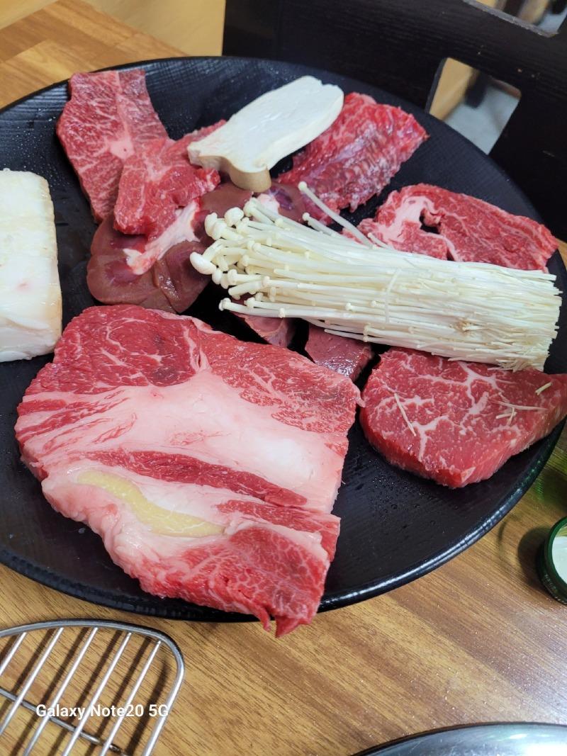 A씨가 지목한 제주시 고깃집의 메뉴를 포털사이트에서 확인한 결과 해당 메뉴는 '한우모듬구이中'으로 2~3인분에 가격이 10만원에 달했다. [보배드림 게시물 갈무리]