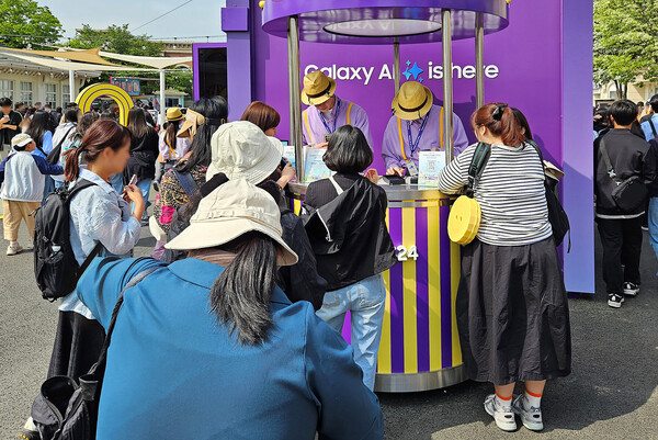 에버랜드에 마련된 '갤럭시 스튜디오 Photo'에서 방문객들이 '갤럭시 S24 시리즈'를 무료로 대여해주는 '갤럭시 To Go' 서비스를 이용하고 있다. 