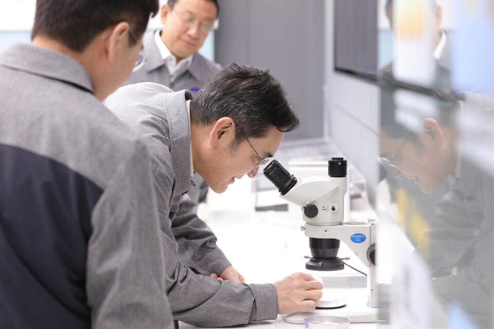 이재용 삼성전자 회장이 중국 톈진 삼성전기 적층세라믹콘덴서(MLCC) 생산 공장을 찾아 생산 라인을 점검하고 임직원들을 격려하는 모습. [삼성전자 제공]