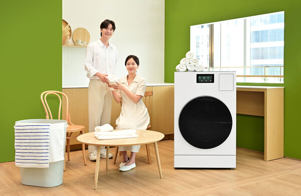 삼성전자 모델이 '비스포크 AI 콤보' 신규 색상 제품을 소개하고 있다.