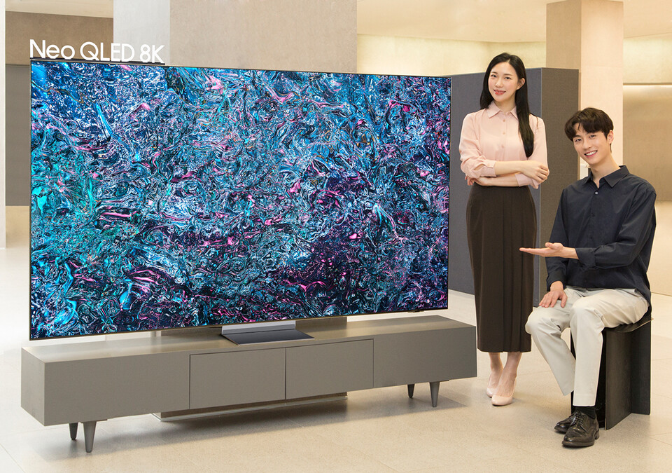 삼성전자 모델이 역대급 성능의 '3세대 AI 8K 프로세서'를 탑재한 2024년형 Neo QLED 8K TV 신제품을 소개하고 있다. [삼성전자  제공]