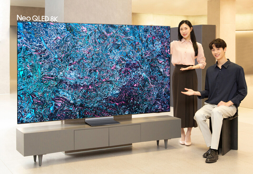 삼성전자 모델이 역대급 성능의 '3세대 AI 8K 프로세서'를 탑재한 2024년형 Neo QLED 8K TV 신제품을 소개하고 있다. [삼성전자  제공]