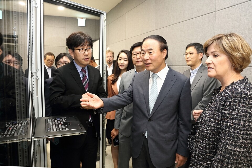 삼성전자는 신임 DS부문장에 전영현 미래사업기획단장(부회장)을 선임하고, 경계현 현 DS부문장(사장)을 미래사업기획단장에 임명하는 원포인트 인사를 단행했다고 21일 밝혔다. [삼성전자 제공]