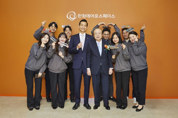 김승연 회장과 김동관 부회장이 한화에어로스페이스 창원사업장 직원들과 기념촬영을 하고 있다.