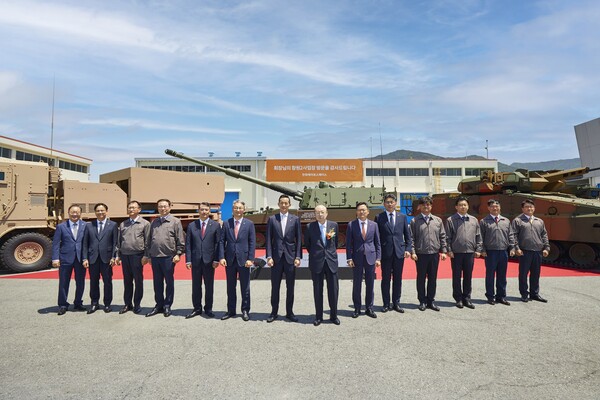 김승연 회장과 김동관 부회장 등 한화에어로스페이스 주요 경영진이 주력 제품 앞에서 기념촬영을 하고 있다.