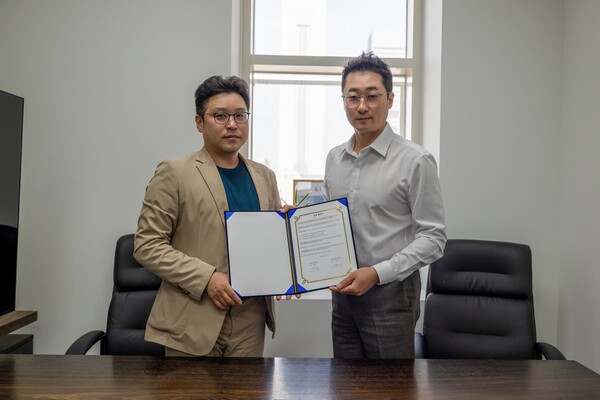 올림플래닛 전상욱 엘리펙스 사업본부장(왼쪽)과 루시아 홀딩스 심현석 전무가 MOU 체결 후 기념사진을 찍고 있다. [올림플래닛 제공]