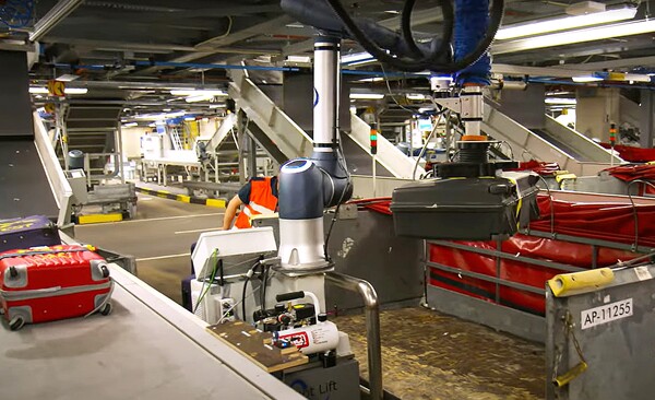 네덜란드 스키폴 국제공항에 공급된 협동로봇 수하물 처리 솔루션 이미지.