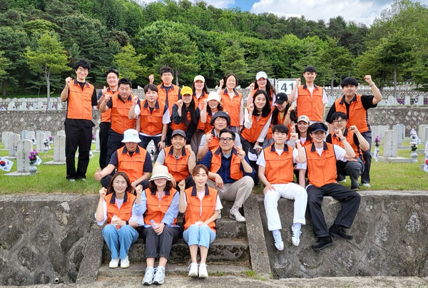 미래에셋생명이 6월 호국보훈의 달을 맞아 국립서울현충원에서 호국영령의 나라 사랑 정신과 숭고한 희생을 기리며 태극기 꽂기, 조화 헌화, 쓰레기 수거 등으로 정성껏 묘역을 돌봤다. [미래에셋생명 제공]