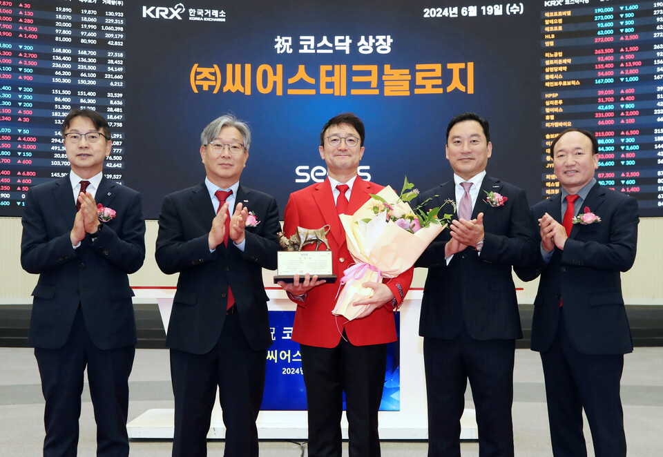 19일 서울 영등포구 한국거래소에서 열린 씨어스테크놀로지 코스닥시장 상장기념식에서 관계자들이 상장기념패를 전달 후 기념 촬영하고 있다. (왼쪽부터) 김대영 한국IR협의회 부회장, 홍순욱 한국거래소 코스닥시장본부장, 이영신 씨어스테크놀로지 대표이사, 김성환 한국투자증권 대표이사, 강왕락 코스닥협회 부회장. [한국거래소 제공]