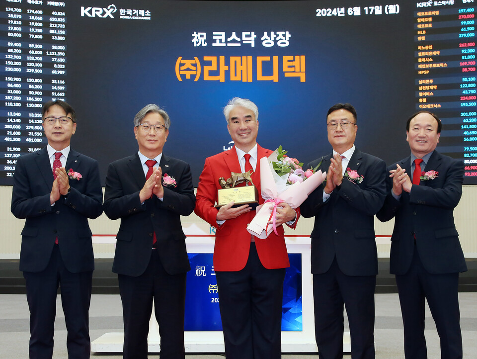 17일 서울 영등포구 한국거래소에서 열린 라메디텍 코스닥시장 상장기념식에서 김대영 한국IR협의회 부회장(왼쪽부터), 홍순욱 한국거래소 코스닥시장본부장, 최종석 라메디텍 대표이사, 박성준 대신증권 전무이사, 강왕락 코스닥협회 부회장이 기념촬영을 하고 있다. [한국거래소 제공]