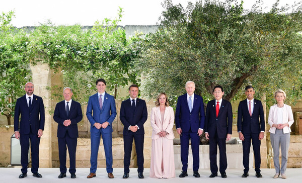 왼쪽 두번 째부터 올라프 숄츠 독일 총리, 쥐스탱 트뤼도 캐나다 총리, 에마뉘엘 마크롱 프랑스 대통령, 조르자 멜로니 이탈리아 총리, 조 바이든 미국 대통령, 기시다 후미오 일본 총리, 리시 수낙 영국 총리 등이다. [이탈리아 주최 제50회 G7 정상회담 CC-BY 3.0 license]