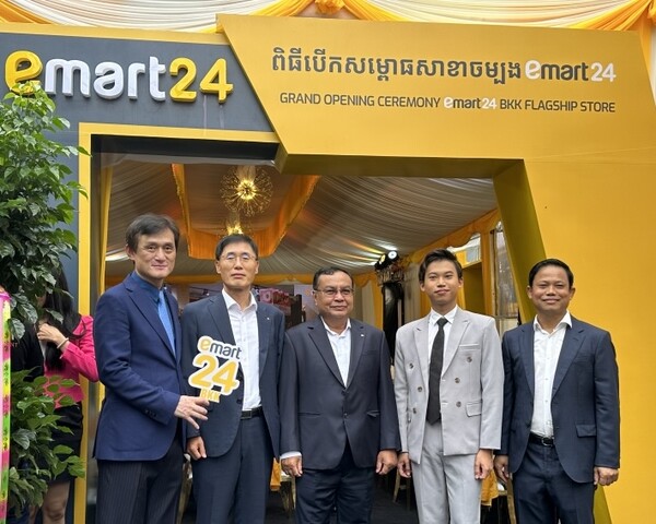 데이비드 삼보 사이손브라더홀딩스 대표(오른쪽 2번째), 박진순 한림건축그룹 회장(왼쪽 1번째), 옴 쌈은 KB프라삭은행장(왼쪽 3번째), 김현종 KB프라삭은행 부행장(왼쪽 2번째)이 21일 캄보디아 프놈펜에서 열린 ‘이마트24 캄보디아 1호점 개점식’에서 기념사진을 촬영하고 있다. [KB국민은행 제공]   