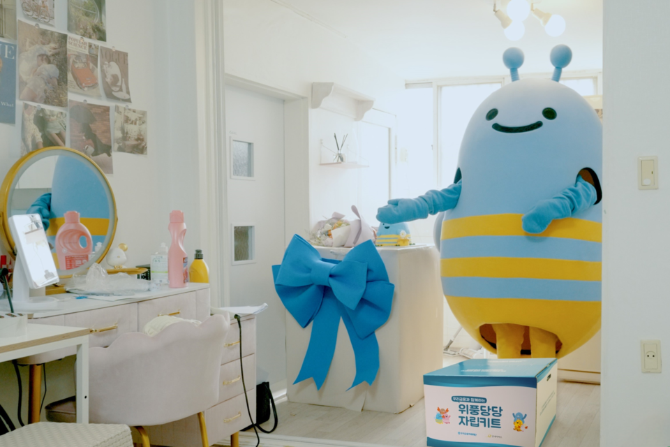 자립준비청년의 새 보금자리에 자립키트를 전해주러 온 우리금융의 대표 캐릭터 위비. [우리금융그룹 제공]