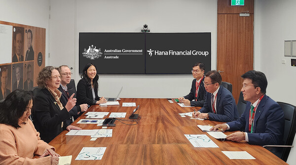 하나금융그룹은 지난 21일 글로벌 ESG 협력 강화를 위해 호주 캔버라에 소재한 재무부를 방문했다. 함영주 하나금융그룹 회장(사진 오른쪽 맨 앞)이 재무부 기후에너지 총괄인 알렉스 히스(Alex Heath) 차관보(사진 왼쪽에서 두 번째)와 현지 담당자들을 만나 다양한 녹색금융 협력 방안들을 논의하고 있다.