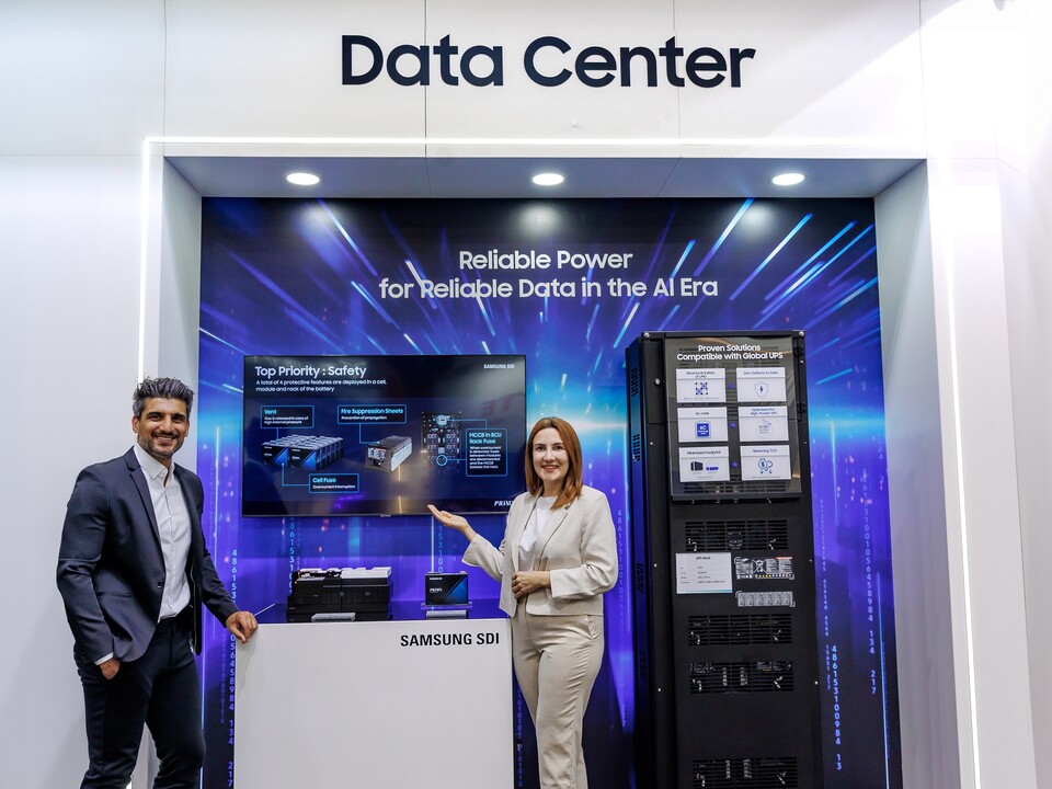 19일 독일 뮌헨에서 개최된 '인터배터리 유럽 2024'에서 삼성SDI 임직원이 UPS(무정전전원장치)용 고출력 셀 제품을 소개하고 있다. [삼성SDI 제공]