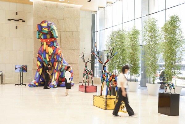 IBK기업은행이 을지로 본점 로비에서 신진작가 지원 프로젝트 ‘IBK 아트 스테이션 2024’의 첫 전시를 개최한다. 김우진 작가의 ‘도시동심’ 작품 전시 전경 [IBK기업은행 제공]