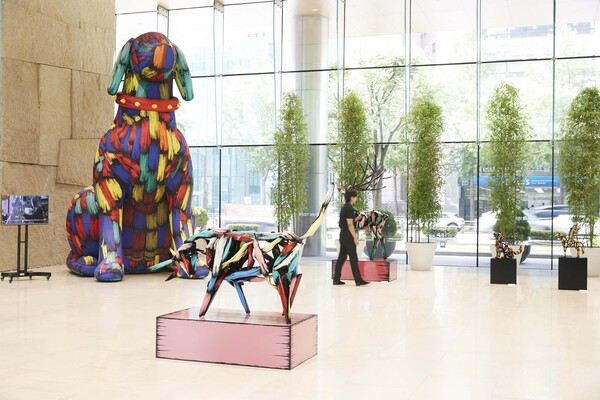 IBK기업은행이 을지로 본점 로비에서 신진작가 지원 프로젝트 ‘IBK 아트 스테이션 2024’의 첫 전시를 개최한다. 김우진 작가의 ‘도시동심’ 작품 전시 전경 [IBK기업은행 제공]