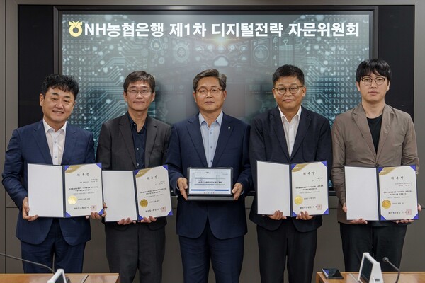 (왼쪽부터) 구태언 법무법인 린 테크 총괄변호사, 주재걸 카이스트 AI대학원 교수, 정재호 NH농협은행 디지털전략사업부문 부행장, 안현실 서울대학교 공학전문대학원 객원교수, 하정우 네이버클라우드 AI 이노베이션 센터장이 24일 NH농협은행 본점에서 열린 디지털전략 자문위원회 출범식에서 자문위원 위촉을 받고 기념사진을 촬영하고 있다. [NH농협은행 제공]