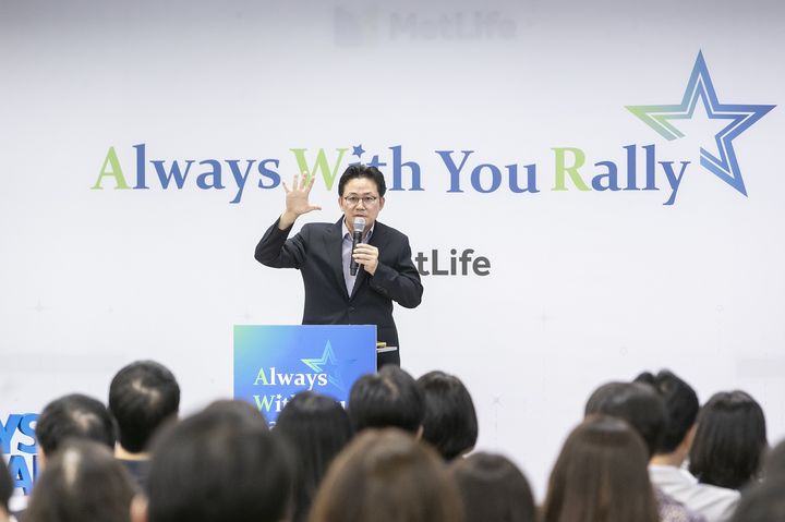 송영록 메트라이프생명 대표가 20일 서울 강남구 역상동 메트라이프타워에서 열린 창립 35주년 기념 ‘올웨이스 위드 유 랠리’ 행사에서 비전을 말하고 있다.  [메트라이프 제공]