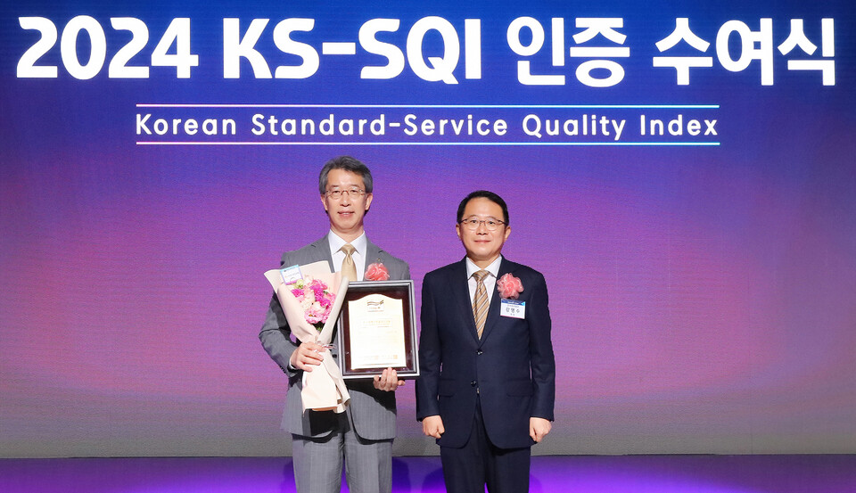 2일 서울 중구 소재 신라호텔 다이너스티홀에서 개최된 2024년 KS-SQI 상반기 1위기업 인증수여식에서 강명수 한국표준협회 회장(오른쪽)과 박영세 KB국민은행 소비자보호그룹 부행장(왼쪽)이 기념사진을 촬영하고 있다. [KB국민은행 제공]