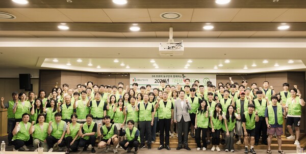 DB손해보험 임직원과 DB프로미 농구단 선수들이 지난 6일 원주시 일대 취약계층 주거 환경 개선을 위한 ‘러브하우스’ 봉사활동에 참여한 뒤 기념사진을 촬영을 하고있다. [DB손해보험 제공]