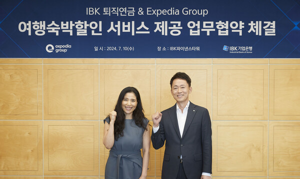 김태형 IBK기업은행 연금사업그룹 부행장(오른쪽)과 이의정 익스피디아그룹 전무(왼쪽)가 지난 10일 IBK파이낸스타워에서 열린 업무협약식을 마친 뒤 기념사진을 촬영하고 있다. [IBK기업은행 제공]