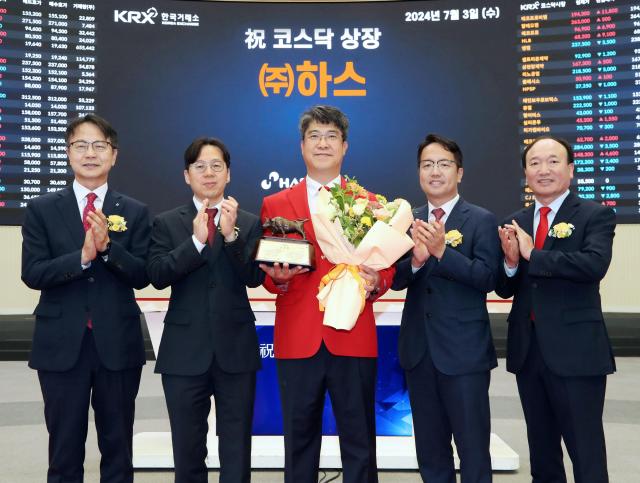 한국거래소 코스닥시장본부는 3일 오전 9시 서울사옥 홍보관에서 리튬디실리케이트를 원재료로 한 치아수복소재를 제작하고 판매하는 하스의 코스닥시장 상장기념식을 개최했다. (왼쪽부터) 김대영 한국IR협의회 부회장, 이충연 한국거래소 코스닥시장본부장보, 김용수 하스 대표이사, 이기덕 삼성증권 본부장, 강왕락 코스닥협회 부회장. [한국거래소 제공]