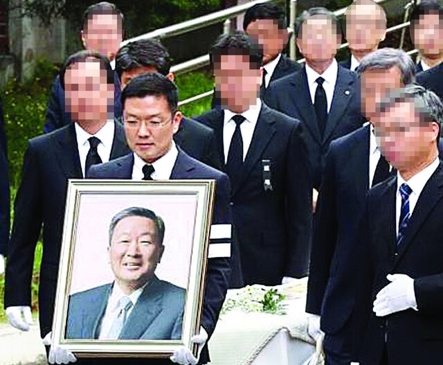 2018년 5월22일 고(故) 구본무 LG그룹 회장의 발인식에서 맏사위 윤관 블루런벤처스 대표가 고인의 영정을 들고 있다. [파이낸셜포스트 DB]