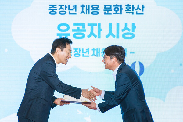 지난 22일 서울 중구 동대문디자인플라자에서 열린 서울 중장년 일자리박람회에서 오세훈 서울시장(왼쪽)이 이영종 사장(오른쪽)에게 ‘중장년 채용 문화 확산 우수기업’ 표창장을 수여하고 있다. [신한라이프 제공]