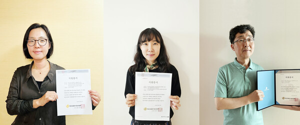 대산신용호기념사업회가 2024년 보험학 연구지원 과제를 선정해 지원증서를 전달했다. (왼쪽부터) 박소정 서울대 경영학과 교수, 홍지민 숭실대 정보통계보험수리학과 교수, 김헌수 순천향대 IT금융경영학과 교수가 기념사진을 촬영하고 있다. [교보생명 제공] 
