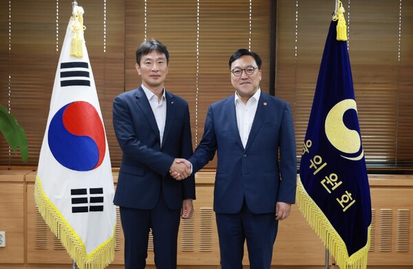 김병환 신임 금융위원장과 이복현 금융감독원장 등 금융당국 수장들이 1일 첫 회동을 통해 티몬·위메프 사태로 인한 소비자 피해구제와 판매자 금융애로 해소를 추진하기로 합의했다. 김병환 금융위원장(오른쪽)과 이복현 금융감독원장이 악수를 나누며 기념사진을 촬영하고 있다. [금융위원회 제공] 