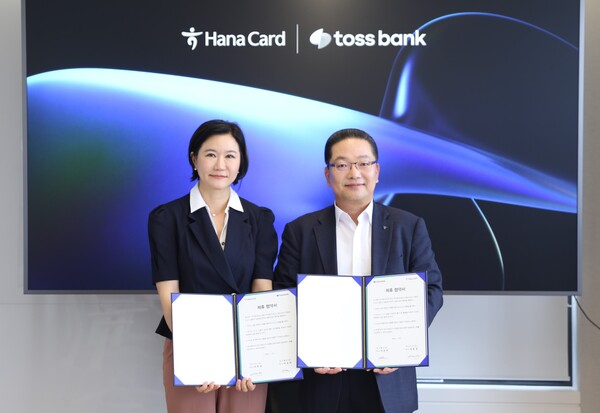 이은미 토스뱅크 대표이사(왼쪽)와 이호성 하나카드 대표이사(오른쪽)가 지난 7월25일 역삼동 토스뱅크 본사에서 열린 PLCC 협약식을 마친 뒤 기념사진을 촬영하고 있다. [토스뱅크 제공]