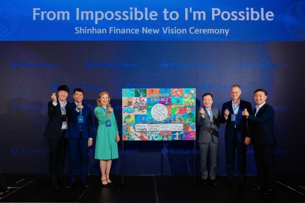 신한카드는 이달 2일 카자흐스탄 알마티 소재 더 리츠 칼튼 알마티 알티튜드홀에서 카자흐스탄 법인 신한파이낸스와 현지 중고차 판매 1위 딜러사 아스터오토(Aster Auto)와 합작 법인 출범식을 가졌다고 4일 밝혔다. 사진 오른쪽부터 문동권 신한카드 사장, 바칼 아스터 그룹 회장, 박내천 알마티 총영사, 예카테리나 IFC 카자흐스탄 컨트리 오피서, 누를란 금융감독국 제1부원장, 정문호 신한파이낸스 법인장이 출범식 후 직원들이 만든 비전 그래피티 앞에서 기념촬영을 하고 있다. [신한카드 제공]