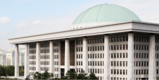 정부와 여당이 ‘티몬·위메프 미정산 사태’로 촉발된 이커머스 정산제도 보완을 위해 정산기한을 단축하고 이커머스 업체가 판매대금을 별도 관리토록 의무화한다. 여의도 국회 전경 [국회 제공]