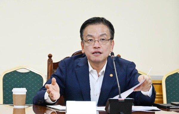 최상목 경제부총리 겸 기획재정부 장관은 7일 ‘티몬·위메프 정산지연 사태’에 대해 “중앙정부와 지방자치단체가 합심해 피해업체에 1조2000억원의 유동성을 공급하겠다”고 밝혔다. 최상목 경제부총리 겸 기획재정부 장관이 지난 6일 거시경제회의를 주재하고 있다. [기획재정부 제공]