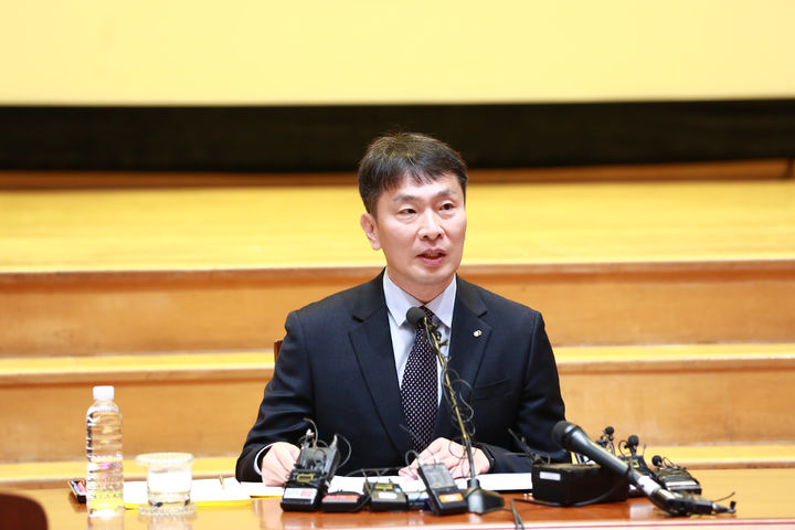 이복현 금융감독원장이 8일 “조금이라도 부족하다면 몇 번이라도 정정신고를 요구하겠다”면서 밸류업 프로그램에 역행하는 두산그룹 사업개편안을 반대한다는 입장을 내비쳤다. 이복현 금융감독원장 자료 이미지 [금융감독원 제공]