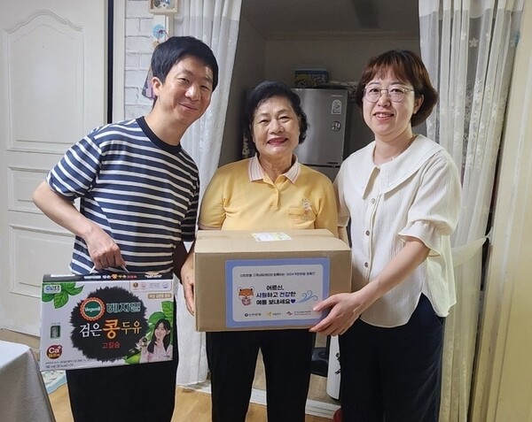 신한은행 고객상담센터 직원들이 독거 어르신 자택을 찾아 ‘착한바람 키트’를 전달하고 있다. [신한은행 제공] 