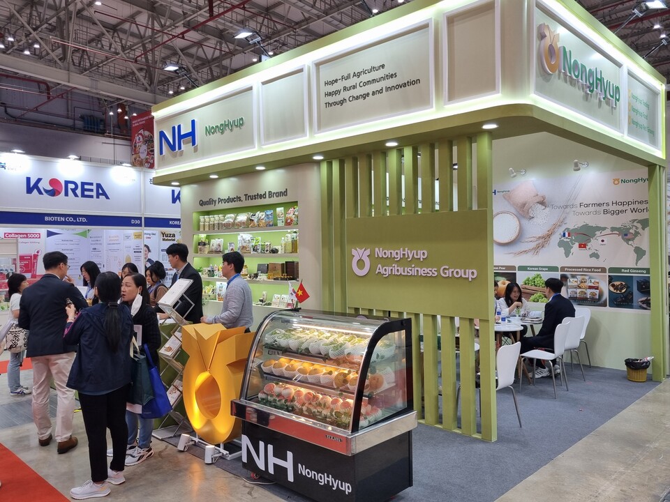 농협경제지주가 '2024 호치민 국제 식품·음료 전시회'에 참가해 방문객들에게 농협 우수 농식품을 홍보하고 있다. [농협 제공]