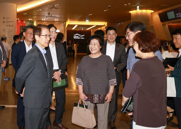 신창재 교보생명 대표이사 겸 이사회 의장(왼쪽)이 지난 7일 교보생명 창립 66주년을 맞아 롯데콘서트홀에서 열린 ‘2024 교보 노블리에 콘서트’에서 설계사, 우수 고객들과 담소를 나누고 있다. [교보생명 제공]