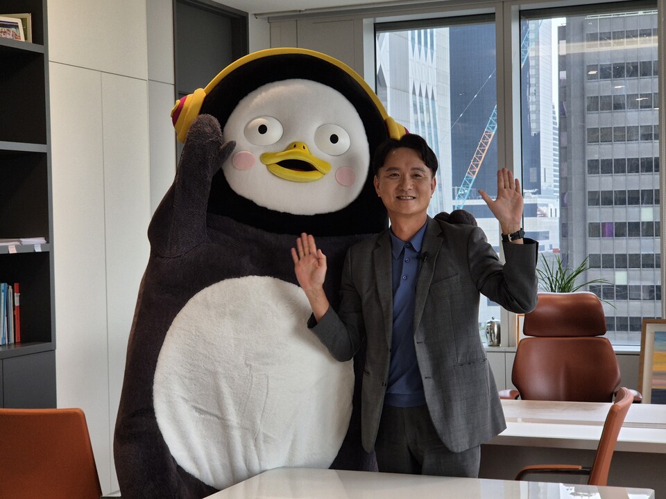 서울 여의도 키움증권 본사에서 만난 EBS 인기캐릭터 '펭수'와 엄주성 키움증권 대표(오른쪽). [키움증권 제공]