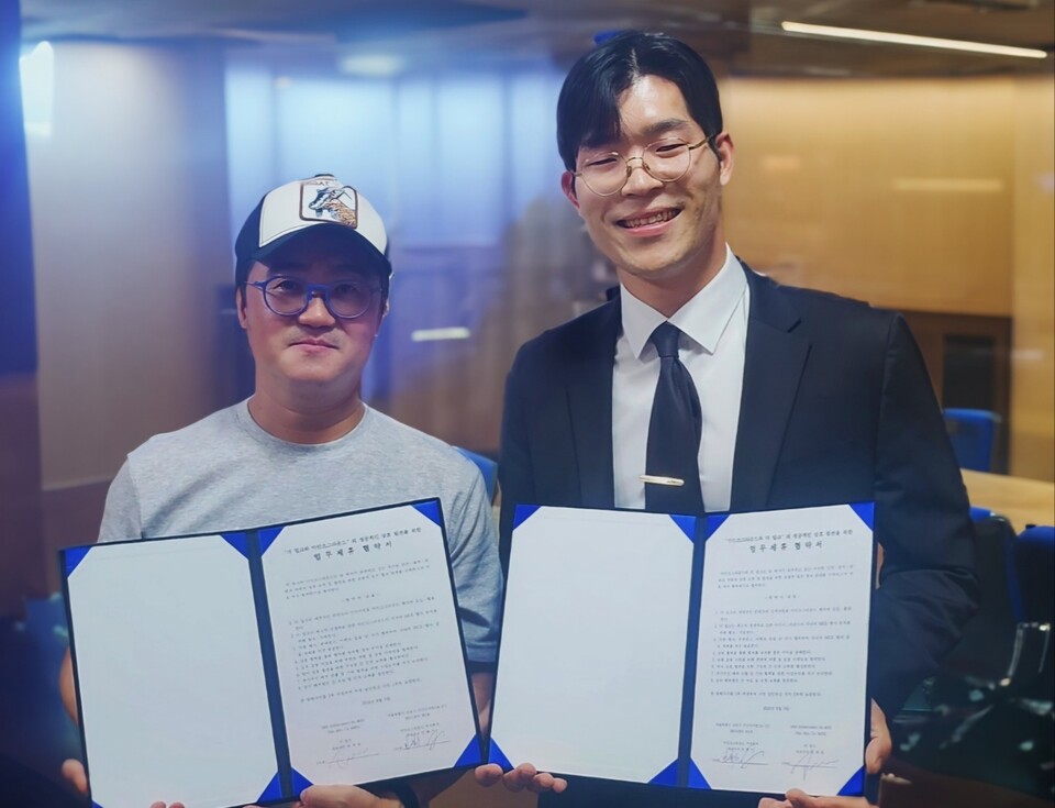 마인즈그라운드 주식회사(대표 민환기(사진 오른쪽))와 미국 실리콘밸리 전문 매체 더밀크(대표 손재권)가 업무협약(MOU)을 체결했다고 13일 밝혔다. [마인즈그라운드 제공]
