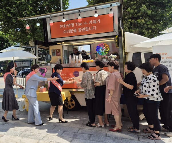 박효순 한화생명금융서비스 인천지역단장(왼쪽 3번째)이 FP들과 14일 오전 한화생명 ‘The H-카페’ 방문 이벤트에 함께 참여하고 있다. [한화생명 제공]