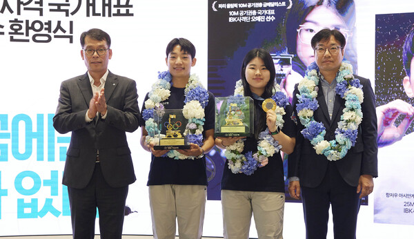 김성태 IBK기업은행장(맨 왼쪽)이 14일 본점에서 열린 IBK사격단 환영행사에서 송종호 선수(왼쪽 2번째), 오예진 선수(왼쪽 3번째), 채근배 감독(왼쪽 4번째)에게 포상금과 격려품을 전달하고 기념사진을 촬영하고 있다. [IBK기업은행 제공]