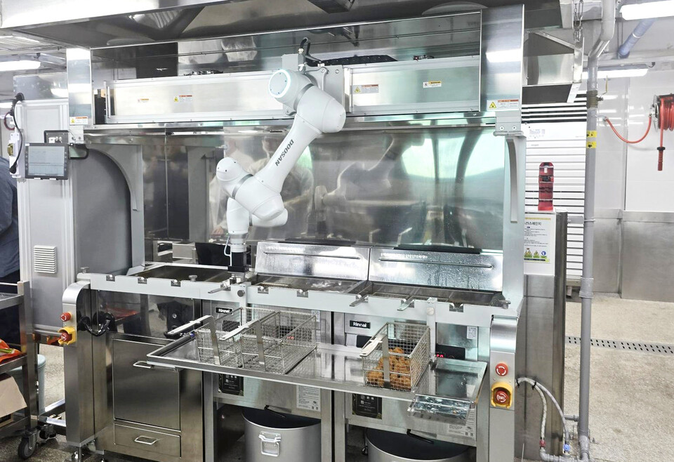 대구광역시 소재 대구팔공초·중학교에 설치된 단체급식 튀김솔루션 이미지. [두산로보틱스 제공]