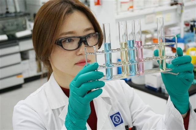 종근당 효종연구소 연구원이 신규 원료의 분리·정제 실험을 하고 있다. [종근당 제공]