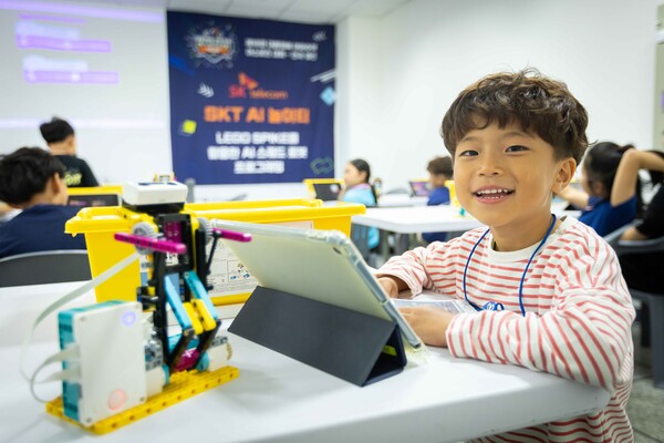 SKT AI 놀이터에서 학생들이 머신러닝 기반의 로봇을 작동시키며 즐거워하고 있다 [SK텔레콤 제공]