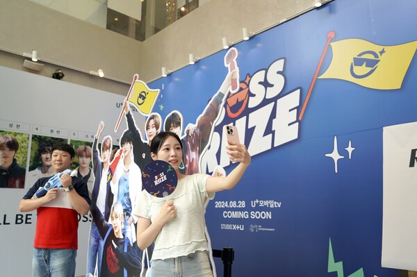 LG유플러스 직원들이 보스 라이즈 팝업 전시를 소개하고 있는 모습 [LG유플러스 제공]