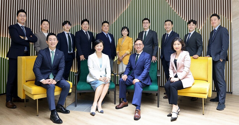 (사진 앞줄 왼쪽부터) 배도진 하나은행 자산관리컨설팅센터 부장, 이은정 하나은행 WM본부 본부장, 조대현 하나증권 WM영업본부 본부장, 김정현 하나증권 금융상품추진실 실장이 '하나 패밀리오피스 원 솔루션' 전담 직원들과 기념 촬영을 하고 있다. [하나은행 제공]